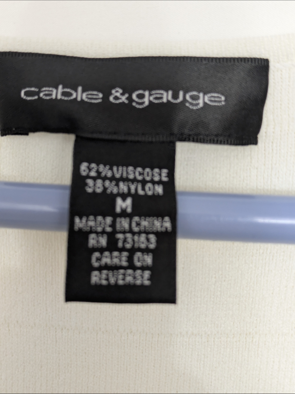 Cable & Gauge Cream V‑Neck Sleeveless Knit Top - Picture 4 of 6